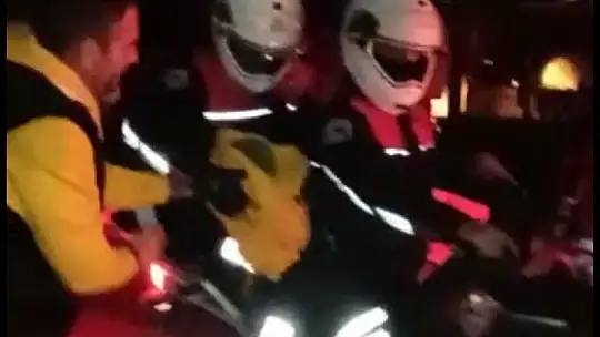 Bara giren kirpiyi polisler teslim aldı