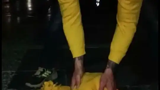 Bara giren kirpiyi polisler teslim aldı