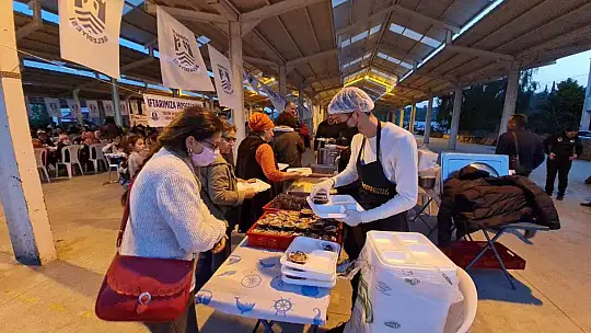 Başkan Aras iftarda yemek servisi yaptı