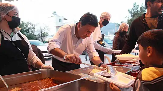 Başkan Aras iftarda yemek servisi yaptı