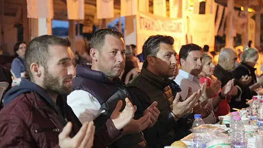 Başkan Aras iftarda yemek servisi yaptı