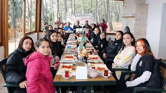 BAŞKAN GÜMÜŞ, ŞAMPİYON KIZLARI AĞIRLADI