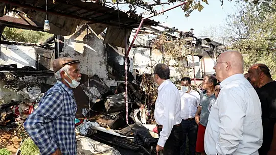 Başkan Gümüş'ten evi yanan aileye yardım sözü