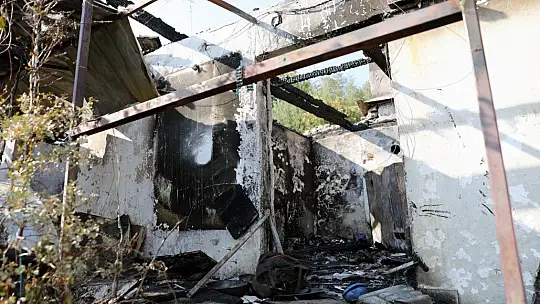 Başkan Gümüş'ten evi yanan aileye yardım sözü