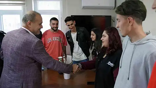 BAŞKAN UZUNDEMİR ÜNİVERSİTE GENÇLİĞİ İLE BİR ARAYA GELDİ