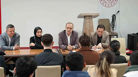 BAŞKAN UZUNDEMİR ÜNİVERSİTE GENÇLİĞİ İLE BİR ARAYA GELDİ