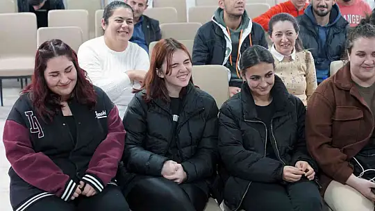 BAŞKAN UZUNDEMİR ÜNİVERSİTE GENÇLİĞİ İLE BİR ARAYA GELDİ