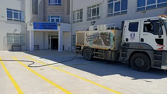 Belediye ekipleri okullarda dezenfeksiyon çalışması başlattı