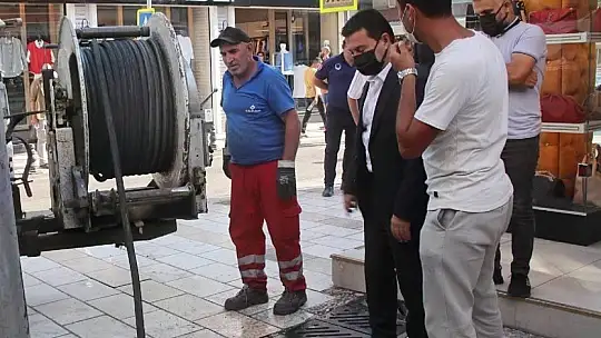 Belediye ekiplerinden su taşkını ve sel riskine karşı önlem