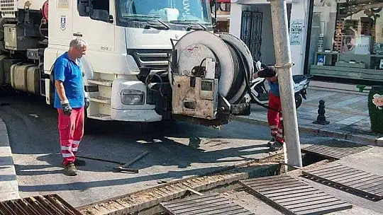 Belediye ekiplerinden su taşkını ve sel riskine karşı önlem