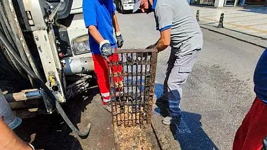 Belediye ekiplerinden su taşkını ve sel riskine karşı önlem