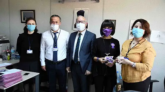 Kadın personellere çiçek takdim ettiler