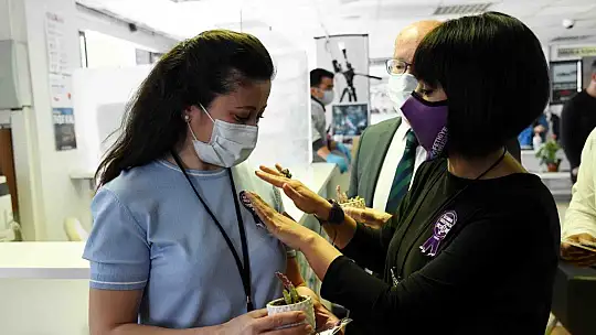 Kadın personellere çiçek takdim ettiler