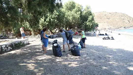 Belediye ve site sakinlerinden plaj temizliği