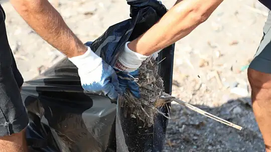 Belediye ve site sakinlerinden plaj temizliği