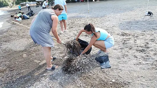 Belediye ve site sakinlerinden plaj temizliği