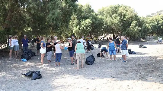 Belediye ve site sakinlerinden plaj temizliği