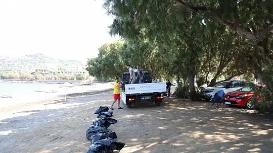 Belediye ve site sakinlerinden plaj temizliği