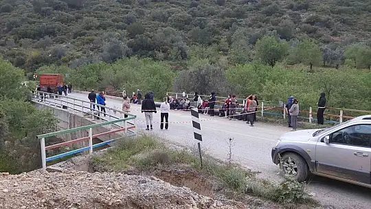 Belediyenin altı yıl önce kapattığı yol mahalleliyi çileden çıkardı