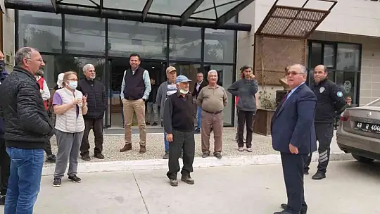 Belediyenin altı yıl önce kapattığı yol mahalleliyi çileden çıkardı