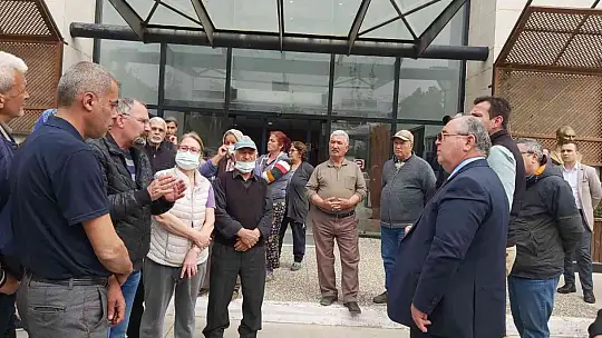 Belediyenin altı yıl önce kapattığı yol mahalleliyi çileden çıkardı