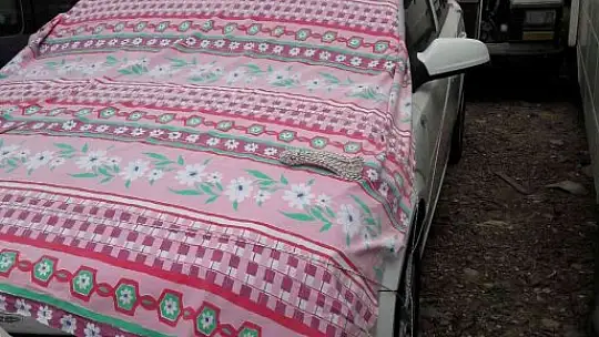 Bir günlüğüne araba kiraladı, evinin önündeki arabasından oldu