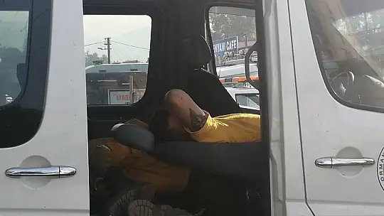 Bir parça kilim ve battaniye üzerinde dinlendiler