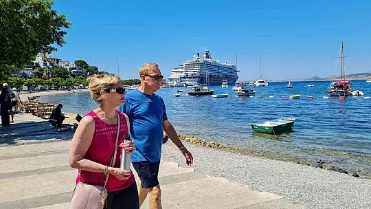 Bodrum'a 2 dev gemi birden geldi