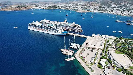 Bodrum'a 2 dev gemi birden geldi