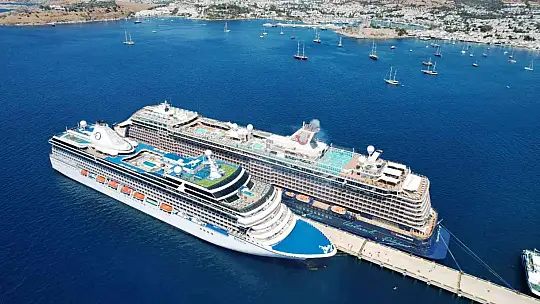 Bodrum'a 2 dev gemi birden geldi