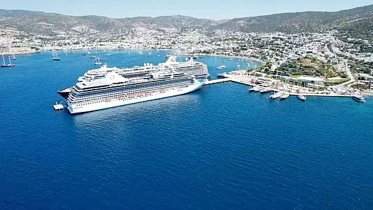 Bodrum'a 2 dev gemi birden geldi