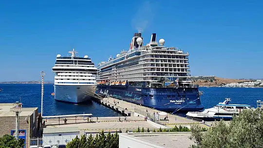 Bodrum'a 2 dev gemi birden geldi