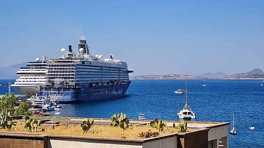 Bodrum'a 2 dev gemi birden geldi