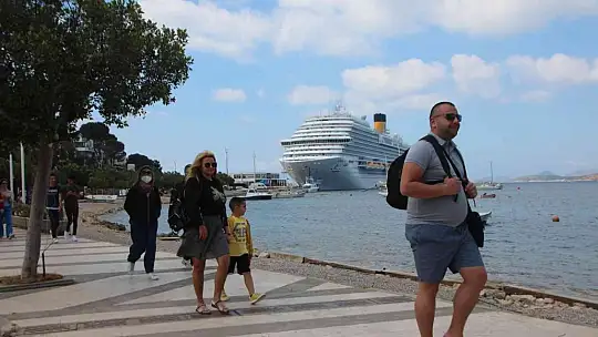 Bodrum'a tarihinin en büyük yolcu gemisi geldi