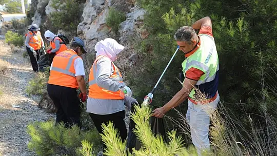 Bodrum, araçlardan atılan çöplerden arındırılıyor