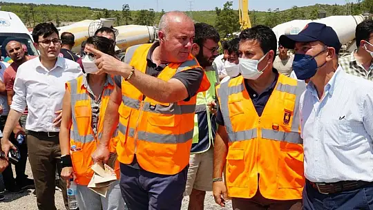 Bodrum Belediye Başkanı Aras, ekibiyle yangın mahallinde çalışıyor