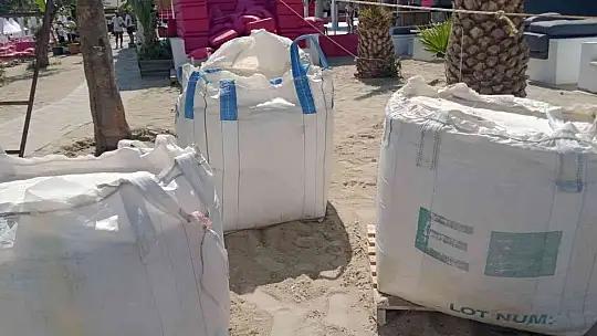 Bodrum Belediyesi ekipleri 'beyaz kum' serimine engel oldu