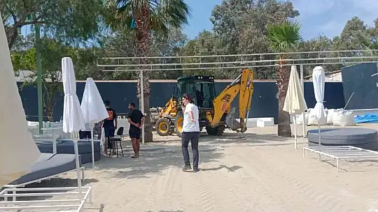 Bodrum Belediyesi ekipleri 'beyaz kum' serimine engel oldu