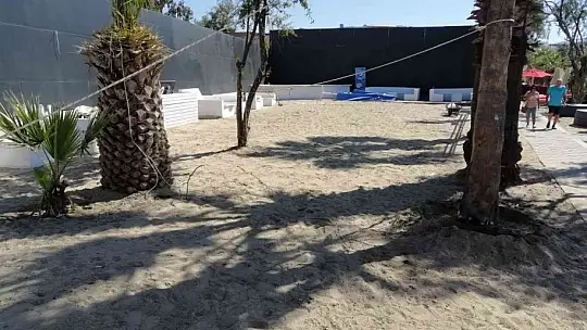 Bodrum Belediyesi ekipleri 'beyaz kum' serimine engel oldu