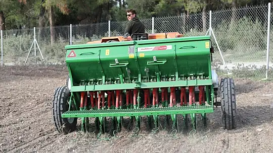 Bodrum Belediyesi Karakılçık Buğdayı ve Kanola tohumlarını toprakla buluşturdu