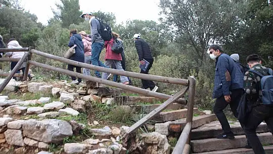 Bodrum'da 200 göçmen, antik kenti gezdi