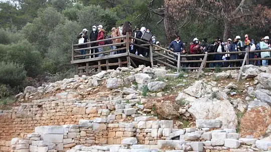 Bodrum'da 200 göçmen, antik kenti gezdi