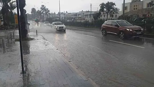 Bodrum'da beklenen yağış başladı