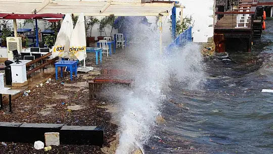 Bodrum'da denizin rengi değişti, fırtınanın hızı 70 kilometreye ulaştı