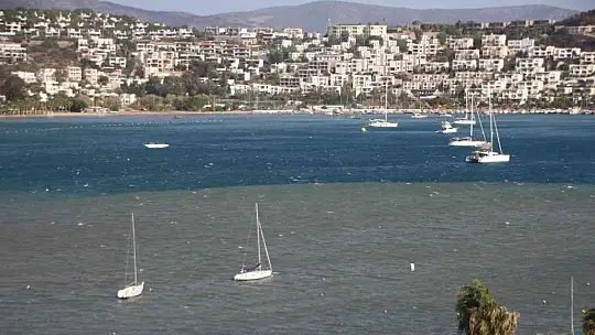 Bodrum'da denizin rengi değişti, fırtınanın hızı 70 kilometreye ulaştı