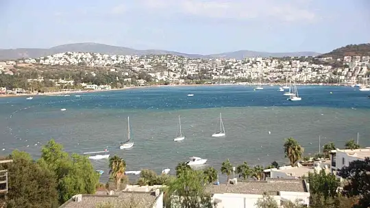 Bodrum'da denizin rengi değişti, fırtınanın hızı 70 kilometreye ulaştı