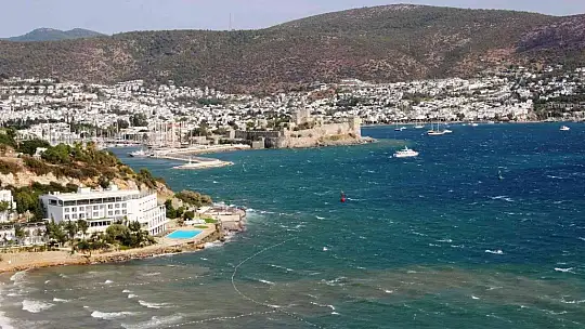 Bodrum'da denizin rengi değişti, fırtınanın hızı 70 kilometreye ulaştı