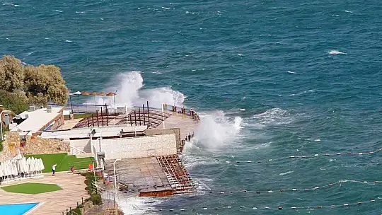 Bodrum'da denizin rengi değişti, fırtınanın hızı 70 kilometreye ulaştı