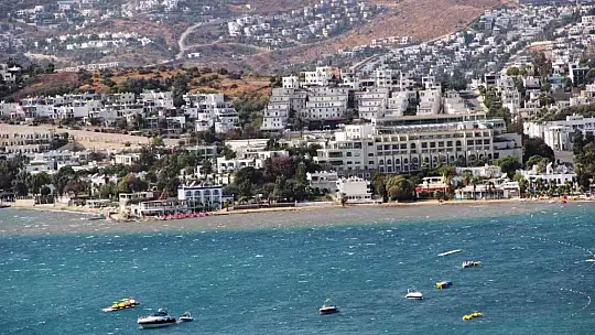 Bodrum'da denizin rengi değişti, fırtınanın hızı 70 kilometreye ulaştı