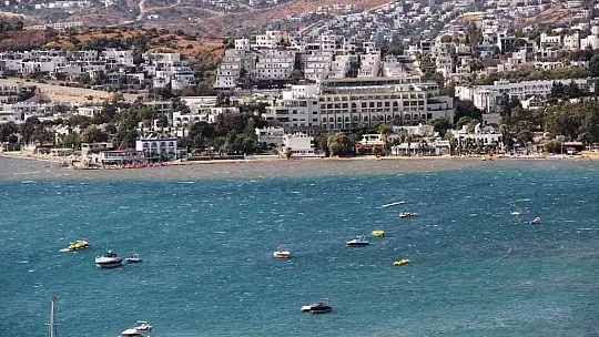 Bodrum'da denizin rengi değişti, fırtınanın hızı 70 kilometreye ulaştı